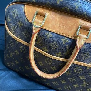 Authentic beautiful Louis Vuitton hand bag